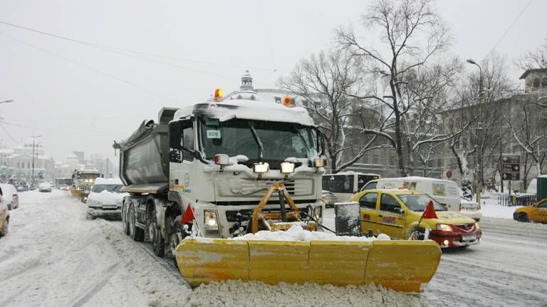 Noi amenzi pentru firmele de deszăpezire din 5 sectoare. Nu şi-au îndeplinit atribuţiile