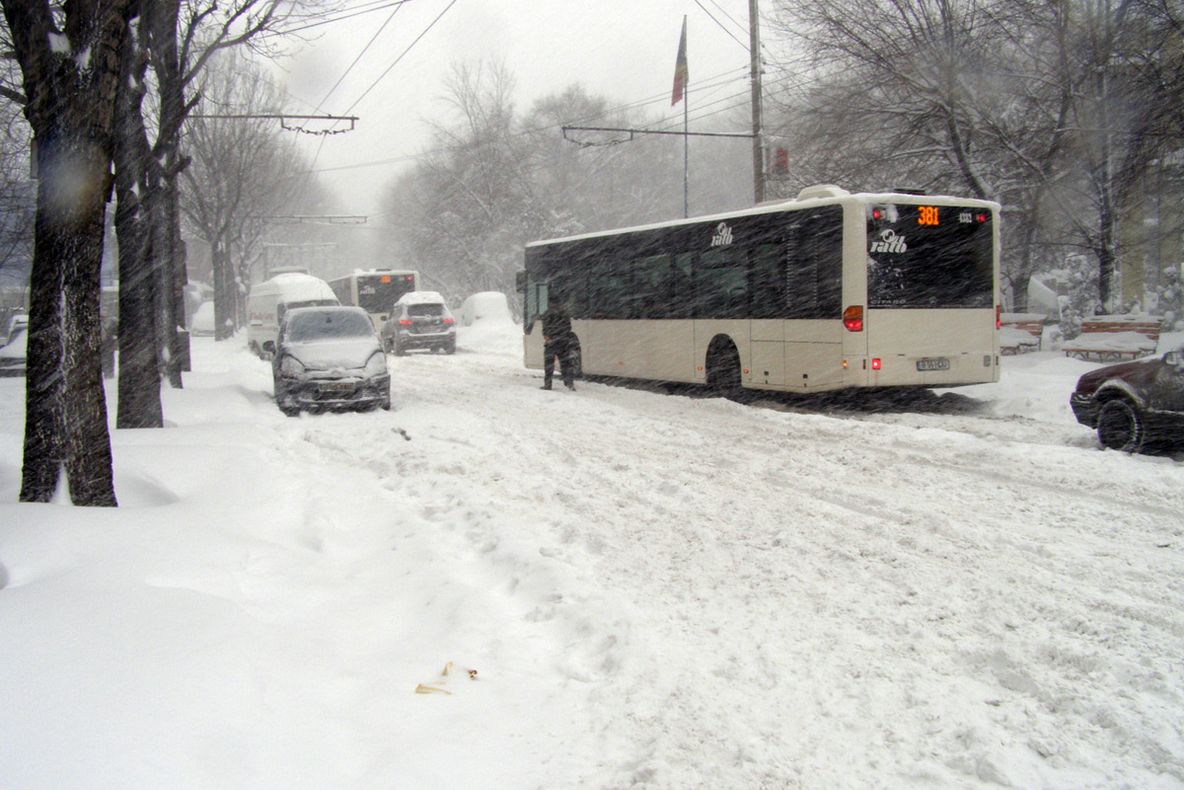 De ce nu reziliază primăriile contractele păguboase cu firmele de deszăpezire? 