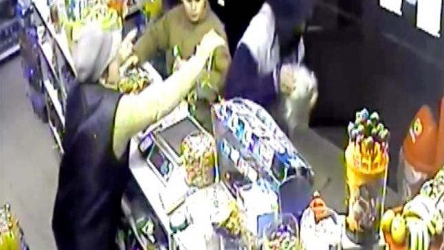 VIDEO. Se întâmplă România. Un tânăr a furat cutia cu donaţii pentru Crucea Roşie