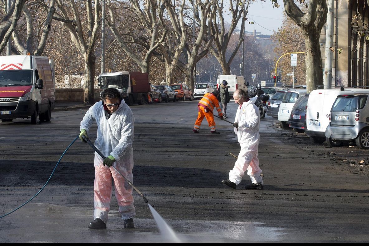 Au închis drumurile din cauza găinațului de graur. S-a întâmplat într-un mare oraș 