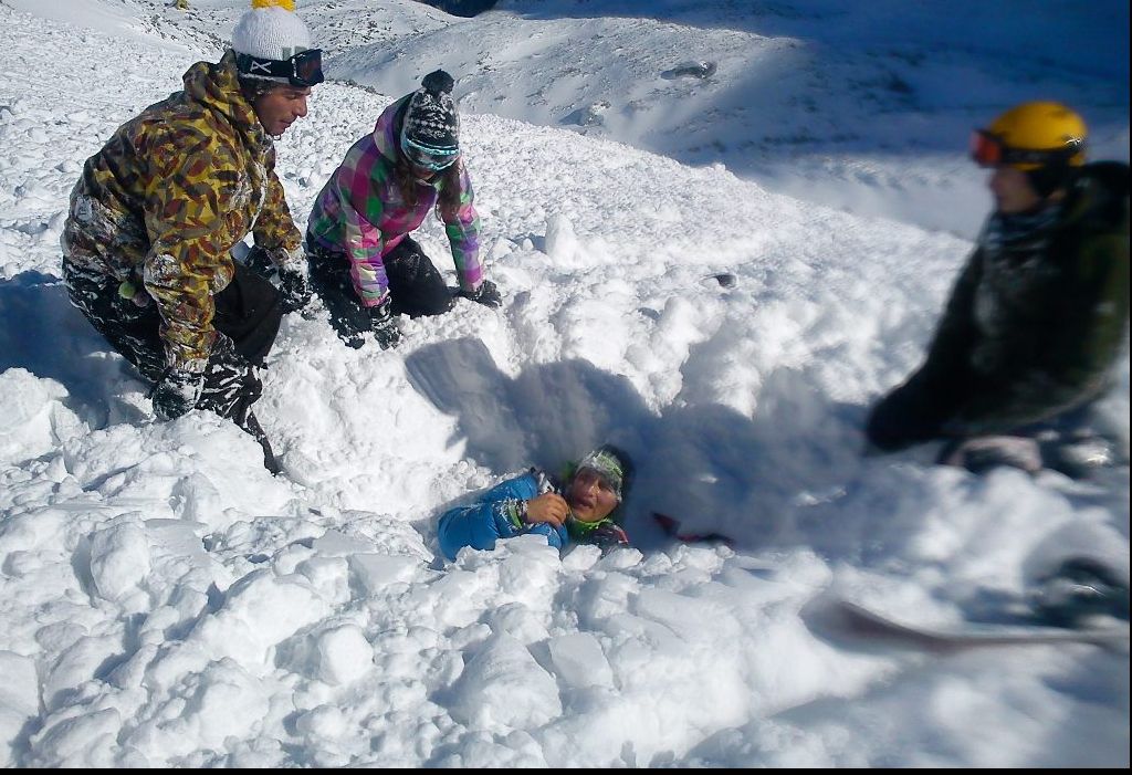 Ce trebuie să faci dacă ai fost prins sub o avalanșă