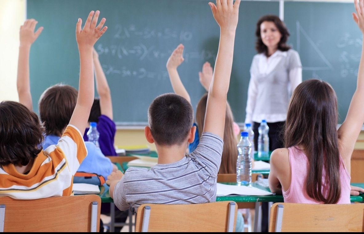 O școală din Quebec a instalat bănci-biciclete pentru elevii hiperactivi