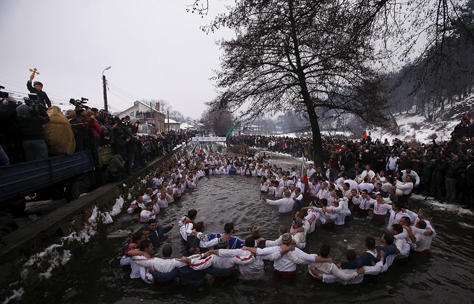 Euronews, fotografia zilei. Ce au ales să îndure zeci de bărbați