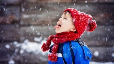 Nu lăsaţi copiii să mănânce zapadă! Află motivul