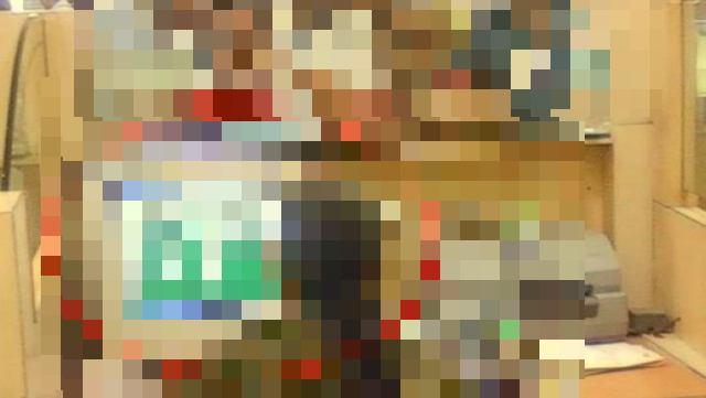 La ce se uita pe calculator o femeie-funcţionar, dintr-o instituţie publică aglomerată. E ŞOCANT