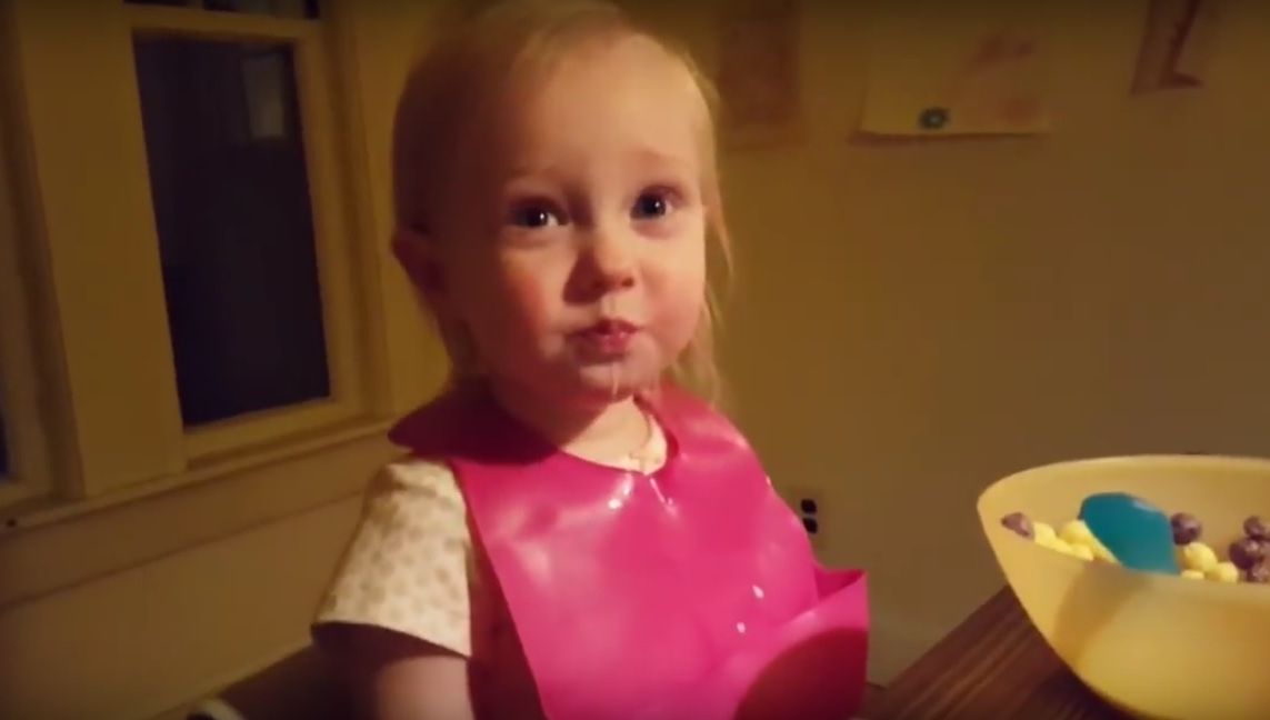 Cum reacţionează această fetiţă când tatăl îi spune că "zăpada cade din cer". E adorabilă!