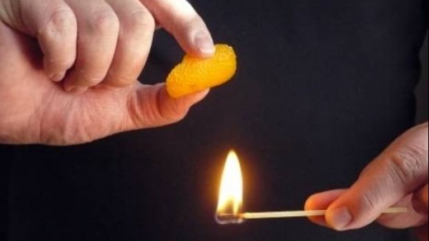 A luat coajă de portocală și a stors-o în flacăra unui chibrit. Efectul a lăsat-o mută de uimire