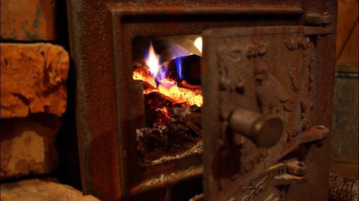 A vrut să aprindă focul în sobă cu benzină. Ce s-a întâmplat apoi e tragic