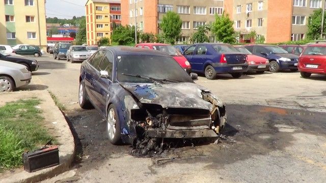 O mașină a ars ca o torță în toiul nopții. Concluzia șocantă a pompierilor