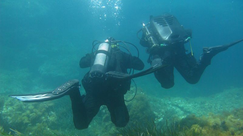 Doi scafandri au ajuns pe fundul lacului. Au găsit epava unei maşini. Au rămas ŞOCAŢI de ce au aflat