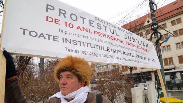 Un fost ofiţer SRI protestează după ce locuinţa sa a fost retrocedată unui mort. Ce reproşează