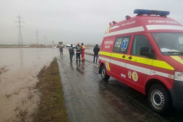 Accident în Constanţa. Un autocar cu pasageri ajuns într-un șanț, în urma unei viituri