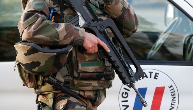 Atentat la o moschee din Franța. Trupele antitero au tras focuri asupra unei mașini 