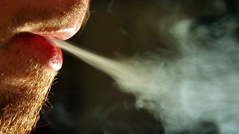 Stătea în pat şi fuma. La un moment dat, ceva incredibil s-a întâmplat: "E neobişnuit!"