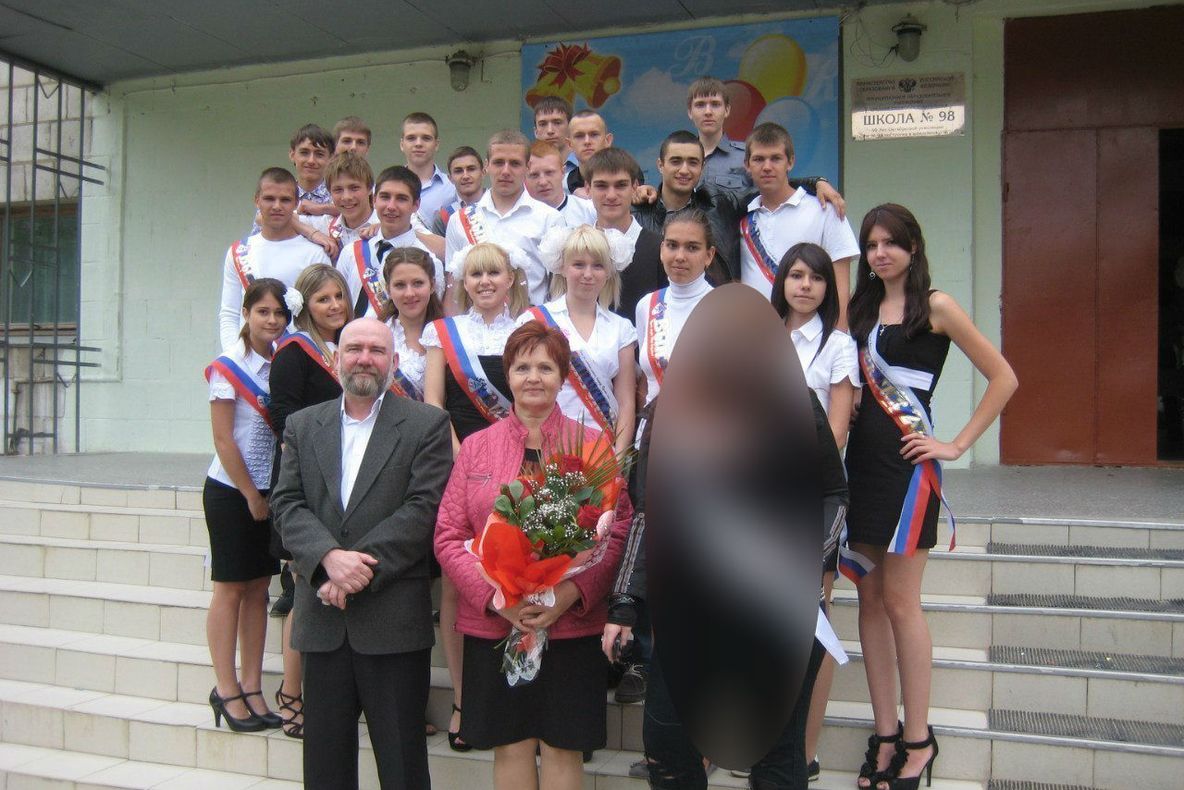 O singură elevă din clasă a vrut să șocheze. Cum a venit la poza de sfârșit de an