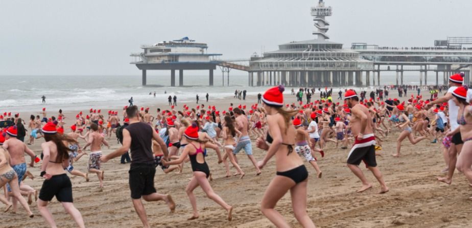 Ritual electrizant la Marea Nordului, în prima zi de Anul Nou 