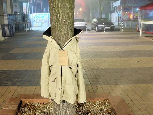 Au îmbrăcat copacii cu haine groase şi după au lăsat un bilet. Campania a impresionat Europa 