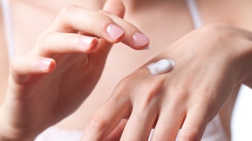 Cinci remedii naturiste pentru mâinile crăpate şi uscate. Le poţi prepara la tine acasă