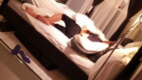 ŞOC! O mamă s-a drogat şi s-a culcat lângă bebeluşul ei. Ce a găsit tatăl când a venit e GROAZNIC