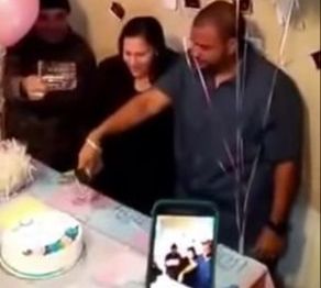 Era aniversarea lui. A tăiat prima felie din tort, apoi a leșinat.Când a văzut ce era în el, a plâns