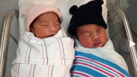 Doi frați gemeni, născuți în ani diferiți. Cum a fost posibil