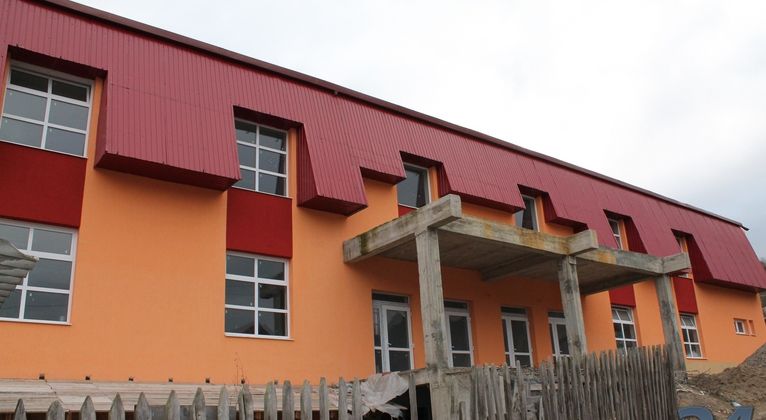 Cel mai mare cămin cultural de la ţară. Un palat cu 600 de locuri într-un sat cu drumuri desfundate