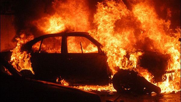 800 de mașini incendiate într-o mare capitală din Europa de Anul Nou