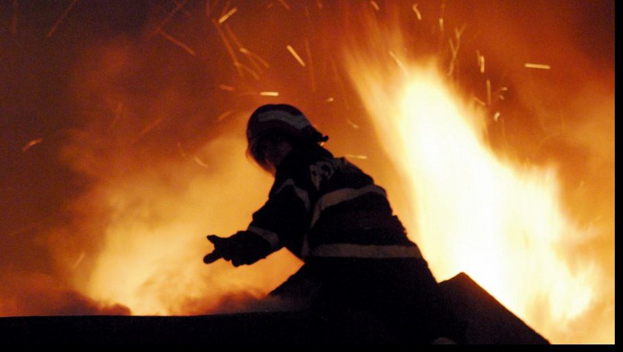 Incendiu puternic de vegetaţie, în Buzău