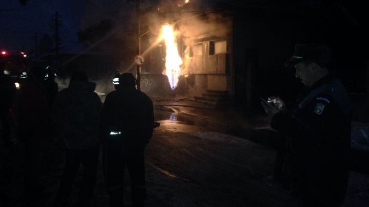 Incendiu puternic în Câmpina! O conductă de gaze a luat foc