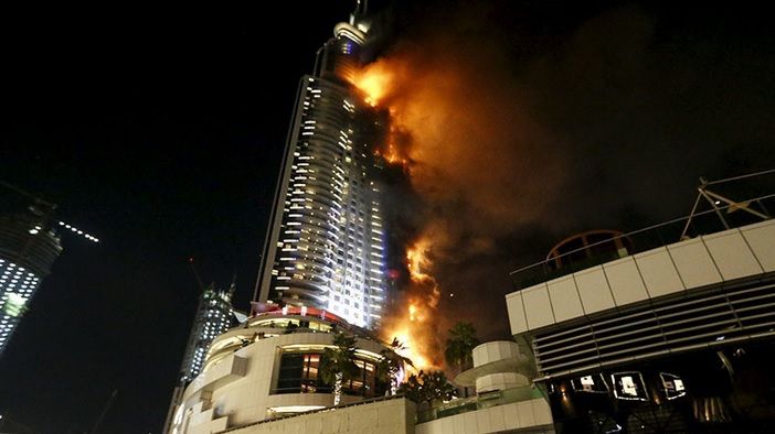 Incendiu devastator în Dubai. Ce a făcut un fotograf pentru a scăpa de flăcări. E înfricoşător!