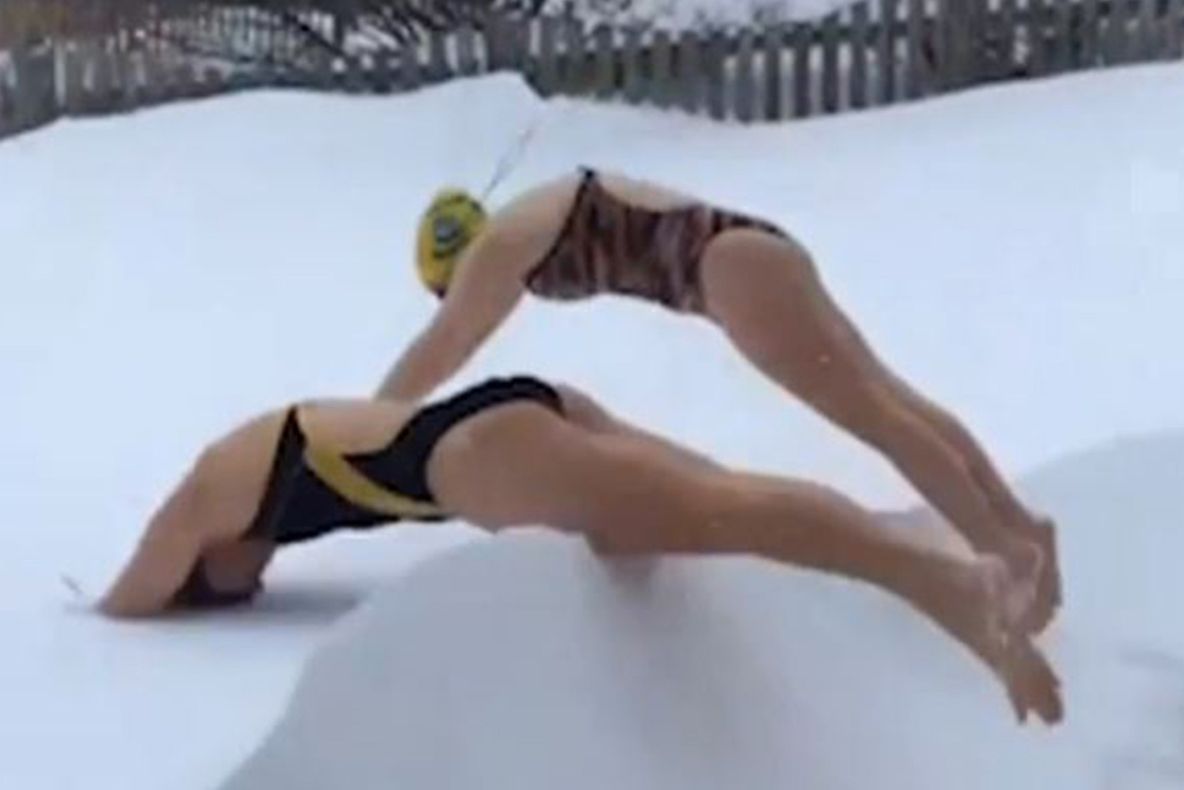 Americanii au inventat un nou "sport" de iarnă: înotul în zăpadă. Imaginile sunt virale
