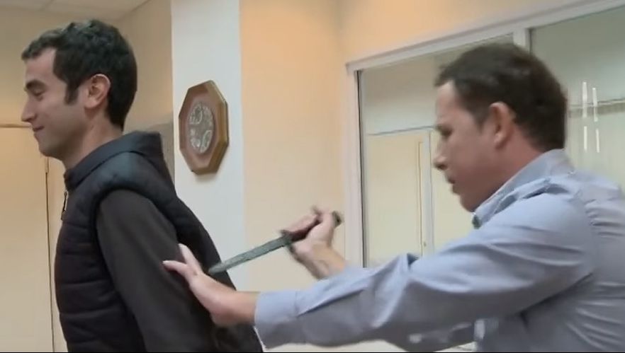 Un reporter a testat în direct o vestă anti-înjunghiere. Au urmat clipe de coşmar