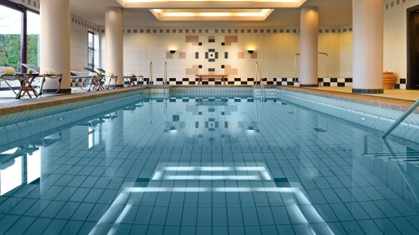 Anunţ după scandalul Koln. "Refugiaţii au interzis la piscină"