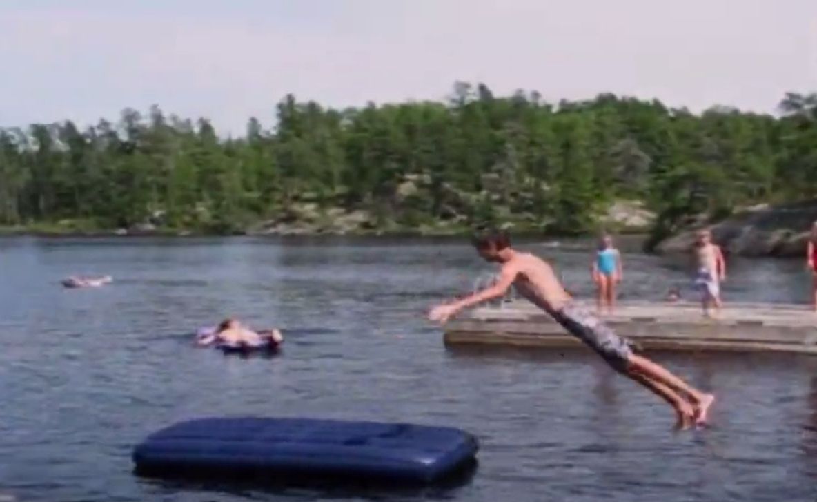 Ce se întâmplă când acest copil sare în lac. Nu se aștepta la ce a urmat