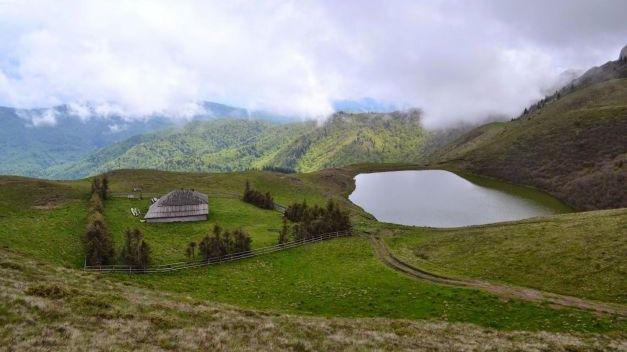 „Lacul fără fund”. Aici se ascund cele mai mari comori, dar nimeni nu se apropie