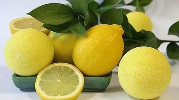 Pericolul neştiut! Descoperirea șocantă a unei românce pe eticheta lămâilor pe care le cumpărase