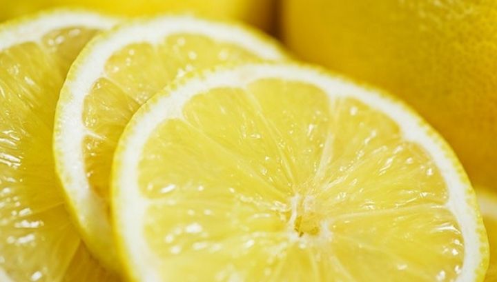 Taie o LĂMÂIE mărunt şi pune-o la congelator! Efectul ei îţi poate salva viaţa!