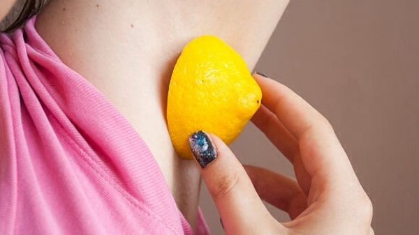 Şi-a frecat axila cu lămâie! Trebuie să vezi ce i s-a întâmplat după