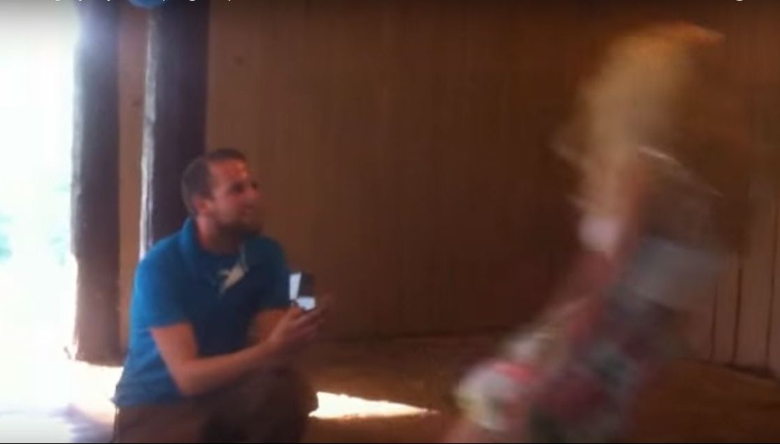 A chemat-o la o petrecere surpriză și a cerut-o de soție. Ce a urmat i-a înghețat zâmbetul pe buze