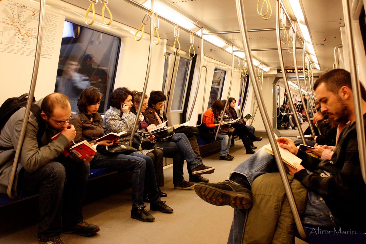 Panică la metroul bucureștean. Călătorii s-au cutremurat. Erau înarmați cu mitraliere