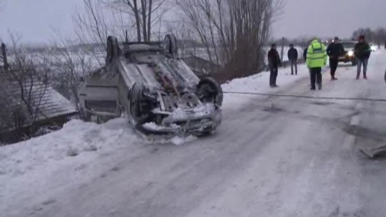 Accident cumplit din cauza viscolului. O şoferiţă s-a răsturnat cu maşina 