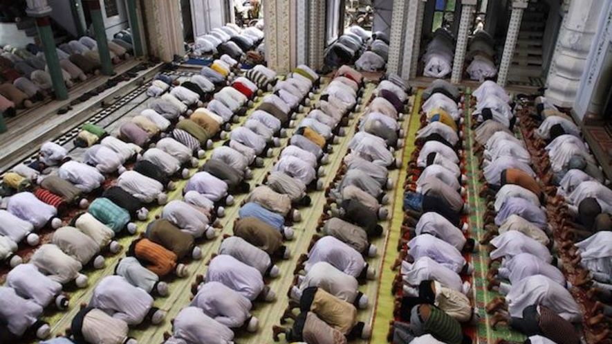 Concediaţi pentru că se rugau în timpul programului de lucru