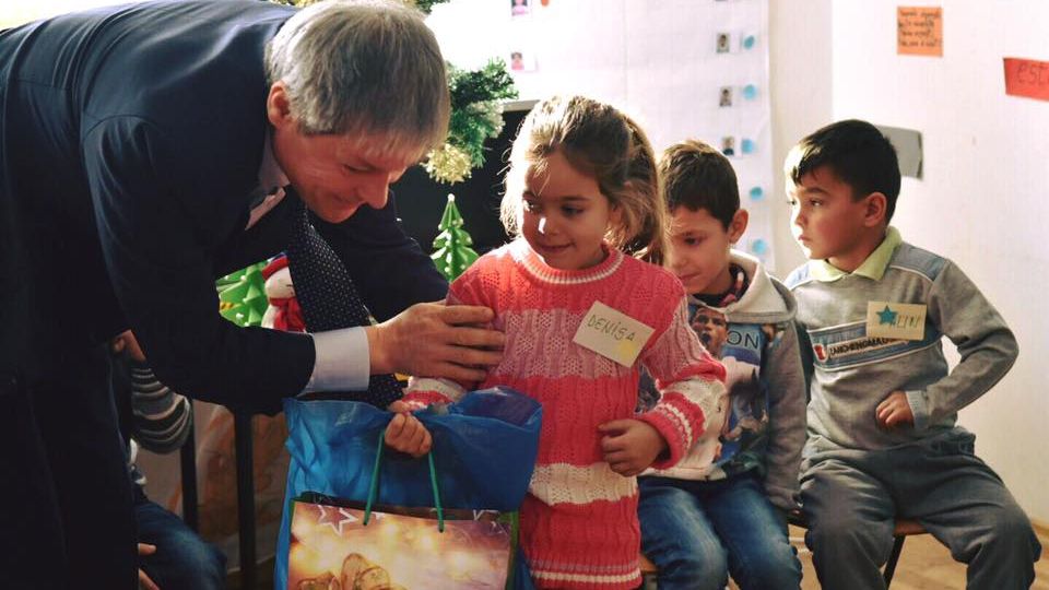 Cioloș, în vizită la o grădiniță: "Am întâlnit copii veseli. Mi-au dat energie cât pentru tot anul"
