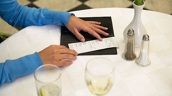 Ce au făcut patru tineri din Brăila la restaurant: au băut, au mâncat, iar când a venit nota, au...