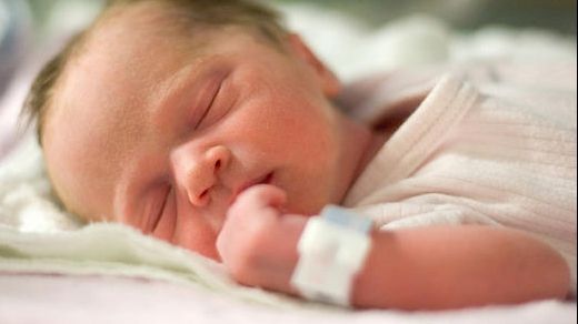 Numărul copiilor născuți de mame în vârstă de peste 50 de ani, în scădere 