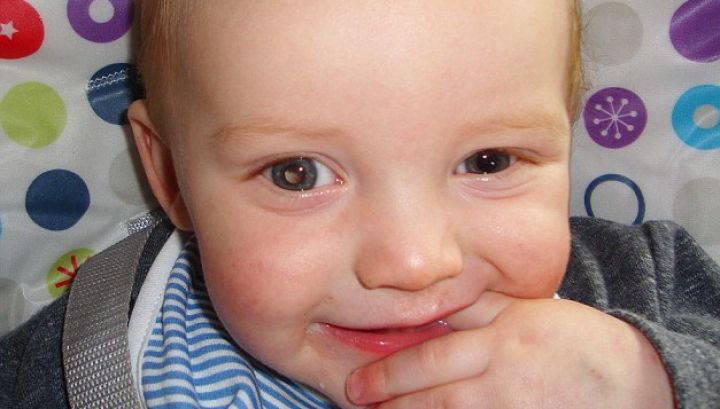 Părinţii au văzut că ochii copilului lucesc în mod ciudat. Au rămas fără cuvinte când au aflat cauza