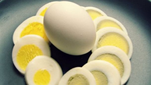Ce ascunde culoarea verde pe care o capătă gălbenuşul de ou fiert. Îl mai putem mânca?