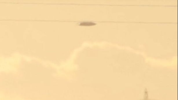 Obiect zburător ciudat, urmărit de un avion militar. Imaginile care au uluit Facebook-ul