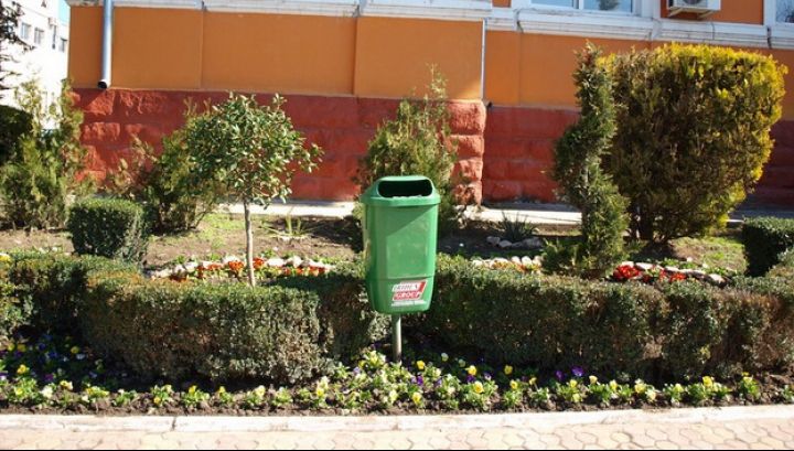 Cum ar fi trebuit cheltuite cele 600 de milioane de euro investite în coșuri de gunoi și panseluțe?