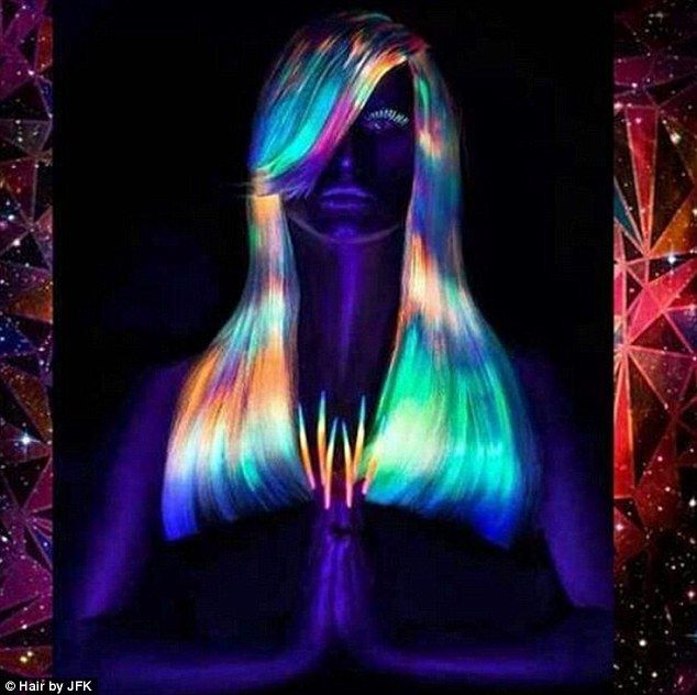 Trendul anului 2016. Părul în culorile curcubeului care luminează noaptea. Cum îl vopsești